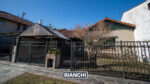Casa en lote propio con parque, entrada para auto y potencial de reciclar - Imagen 2