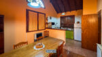 Casa en Sierra de los Padres frente al golf, parque arbolado y departamento independiente - Imagen 17